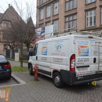 Devant le collège de la Robertsau, on montre aux élèves comment mal se comporter
