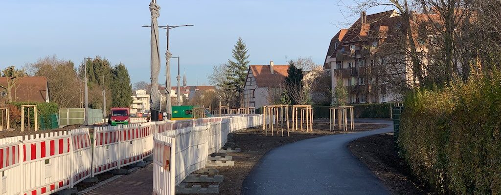 Piste cyclable le long du tram