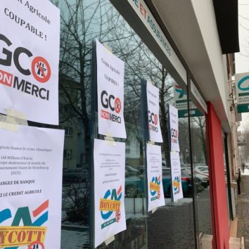 Des affiches anti-GCO sur les vitrines du Crédit agricole de la Robertsau