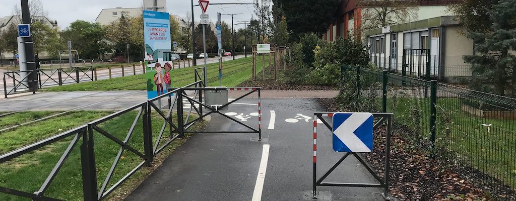 Barrières tram / vélos : elles en disent long de la manière d’envisager la ville et la démocratie