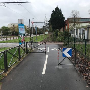 Barrières tram / vélos : elles en disent long de la manière d'envisager la ville et la démocratie