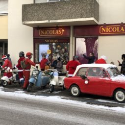 Les Pères Noël viennent rendre visite à Nicolas en Vespa